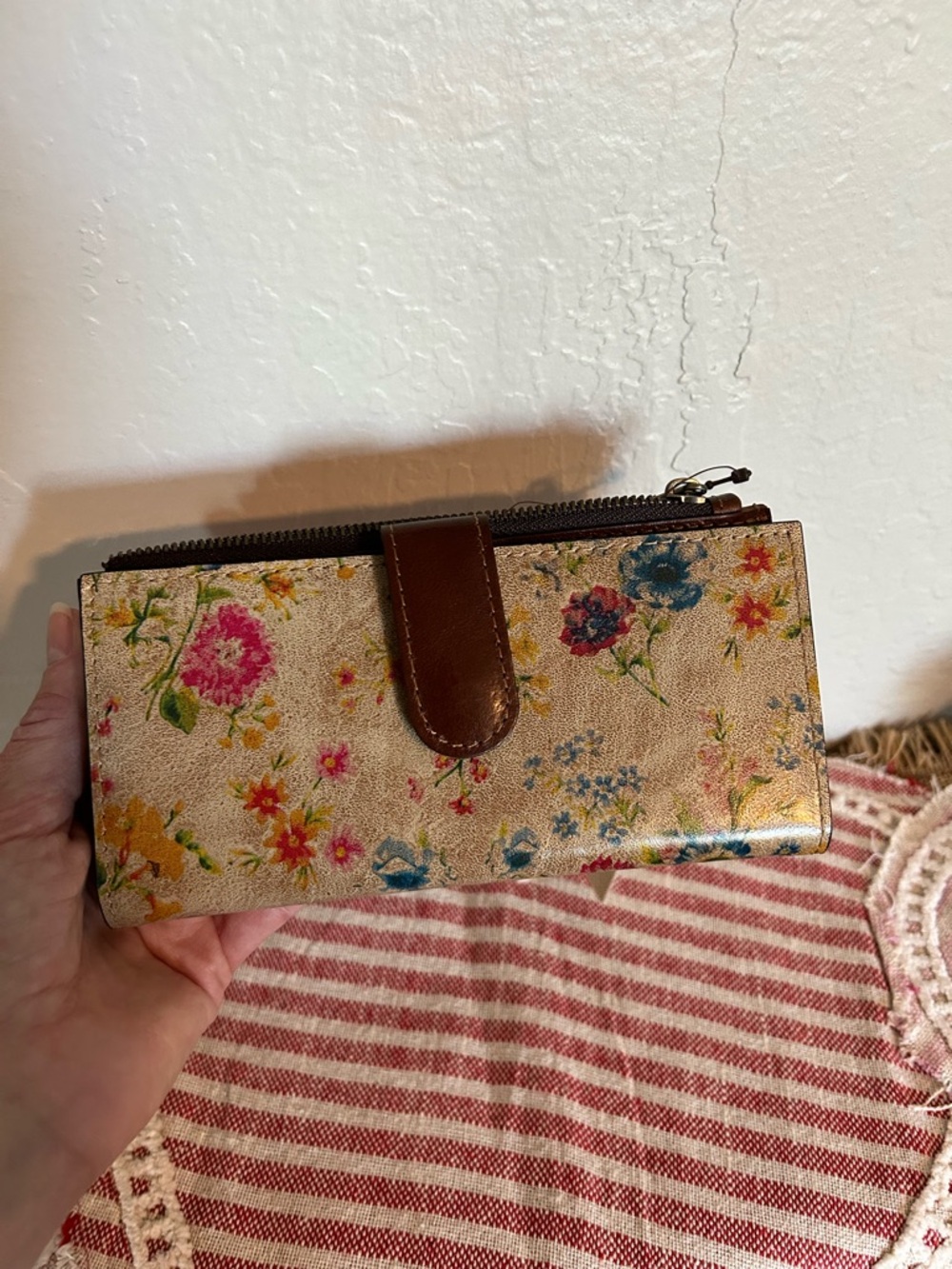 $99 MSRP Patricia Nash Nazari Leather Bifold Wallet in the Prairie Rose floral - Picture 2 of 7
